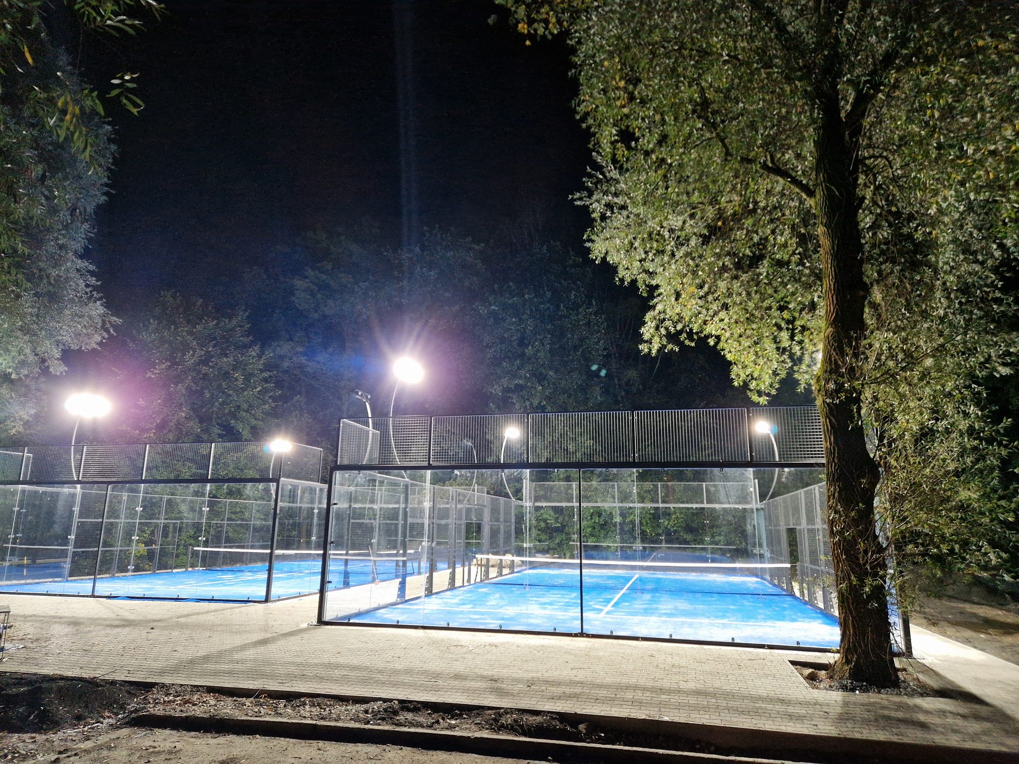 Dva padelové kurty Padel Havířov večer pod LED osvětlením